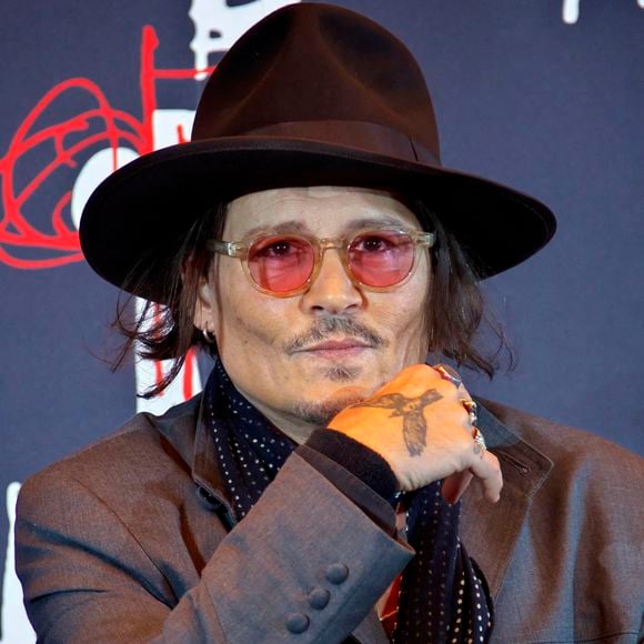 Johnny Depp donne une conférence de presse pour son exposition "A Bunch of Stuff" à Tokyo (Japon), le 27 novembre 2025.