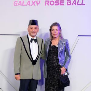 Christian Louboutin, qui a travaillé en étroite collaboration avec Caroline de Hanovre, a transformé le Sporting Monte-Carlo en véritable navette interstellaire.

Christian Louboutin, S.A.R. la princesse Caroline de Hanovre assistent à la 70e édition du "Bal de la Rose" au Sporting Club de Monte-Carlo à Monaco, le 21 mars 2026. © Olivier Huitel/Pool Monaco/Bestimage