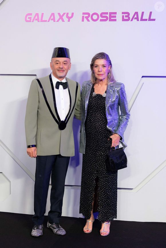 Christian Louboutin, qui a travaillé en étroite collaboration avec Caroline de Hanovre, a transformé le Sporting Monte-Carlo en véritable navette interstellaire.

Christian Louboutin, S.A.R. la princesse Caroline de Hanovre assistent à la 70e édition du "Bal de la Rose" au Sporting Club de Monte-Carlo à Monaco, le 21 mars 2026. © Olivier Huitel/Pool Monaco/Bestimage