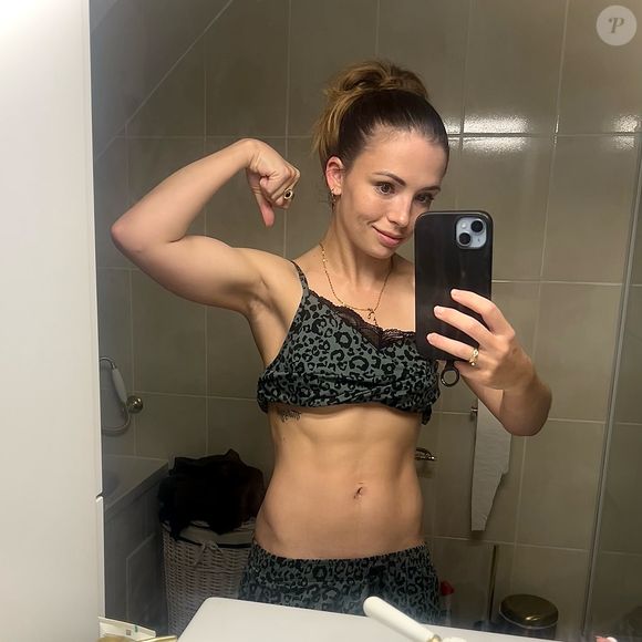 Sur Instagram, elle a montré a ses fans ses abdominaux et ses biceps retrouvés grâce à 5 mois d'efforts...

Marie Denigot dévoile son impressionnante perte de poids sur Instagram ce 13 septembre 2025.