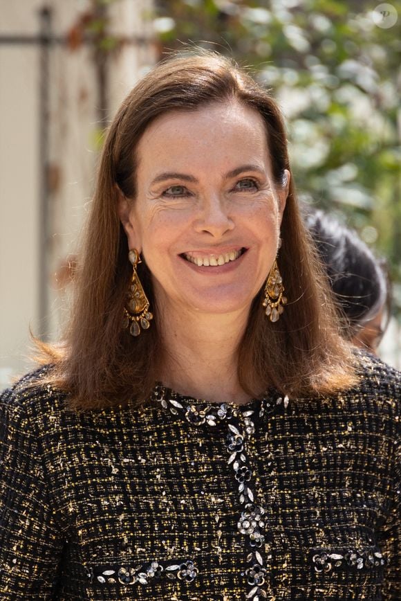 Carole Bouquet arrivant au défilé Chanel dans le cadre de la semaine de la mode haute couture le 08 juillet 2025 à Paris, France. Photo by Nasser Berzane/ABACAPRESS.COM