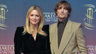 "On ne se disait pas un mot" : L'histoire entre Niels Schneider et Virginie Efira n'a pas débuté dans une atmosphère chaleureuse