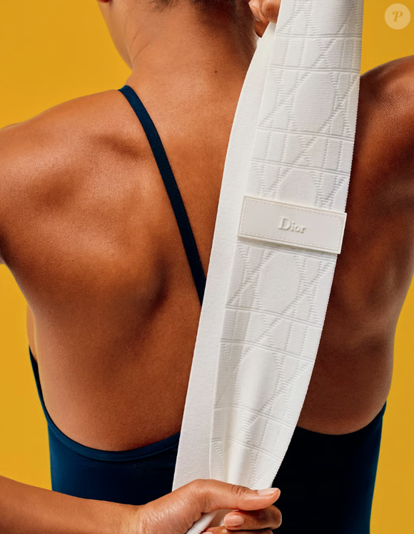 Toutes les créations se parent du célèbre motif cannage décliné en bleu et ivoire.

La maison Dior lance une gamme sport de luxe.