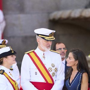 Leonor continue malgré tout son parcours avec sérieux et vient d’être décorée pour son engagement.

Le roi Felipe VI d’Espagne, la reine Letizia d’Espagne et leurs filles, Leonor et Sofia lors des présentation de l'école naval le 16 juillet 2025. © Jack Abuin/ZUMA Press Wire/Bestimage