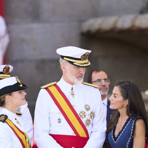 Leonor continue malgré tout son parcours avec sérieux et vient d’être décorée pour son engagement.

Le roi Felipe VI d’Espagne, la reine Letizia d’Espagne et leurs filles, Leonor et Sofia lors des présentation de l'école naval le 16 juillet 2025. © Jack Abuin/ZUMA Press Wire/Bestimage