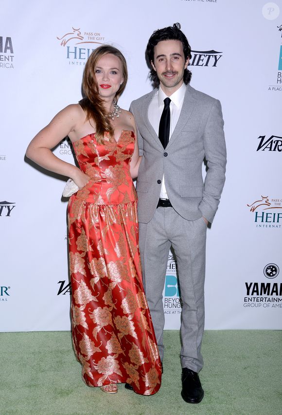 Il s'agit des acteurs Andrea Bowen et Josh Zuckerman.

Amanda Fuller et Josh Zuckerman assistant au 2e gala annuel de Heifer International "Beyond Hunger", aux États-Unis, le 19 septembre 2013. 

PHoto : Tammie Arroyo / AFF / ABACAPRESS.COM