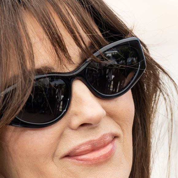Concernant l’éducation de leurs filles et le cinéma, Monica Bellucci s’était également confiée récemment dans l’émission "C à Vous."

Monica Bellucci - Photocall du film "Histoires De La Nuit" lors du 79ème Festival International du Film de Cannes, le 23 mai 2026.
© Jacovides/Moreau/Bestimage