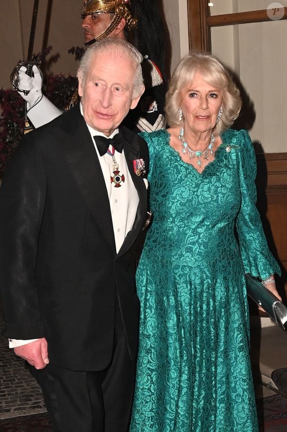 L'occasion de retrouver Charles et Camilla avec William et les enfants mais pas que !
Le roi Charles III d'Angleterre et Camilla Parker Bowles, reine consort d'Angleterre, arrivent pour le banquet d'Etat en leur honneur au palais du Quirinale à Rome. SGP / BESTIMAGE