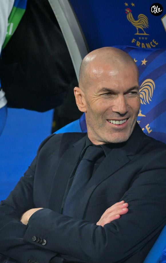Il ajoute : "Ma vie est pleine et c'est le plus important pour moi". 

Zinédine Zidane lors du match de football de la Ligue des nations de l'UEFA opposant la France à l'Italie (1-1) au Stade de France à Saint-Denis, France, le 2 octobre 2026. © Christian Liewig/Bestimage