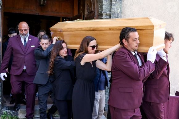 C’est lors des obsèques, le 7 mai 2026, que l’influenceuse a confirmé publiquement qu’elle était sa grand-mère.

Alexandra Marin (fille de Jacques-Henri Marin et de Chantal Nobel), Lou Elsener (@louloukitchen, petite fille de la défunte) lors de la cérémonie d'obsèques de Chantal Nobel en l'église Notre-Dame de l'Assomption à Ramatuelle, France, le 7 mai 2026.

© Franz Chavaroche/Bestimage