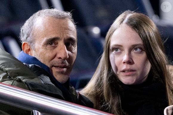 "28 /08/2025 à 10h28 un petit monsieur est né", a-t-il légendé sa publication Instagram.

Elie Semoun et sa compagne Aude dans les tribunes lors du match de Ligue 1 Uber Eats "PSG - Monaco (5-2)" au Parc Des Princes, le 24 novembre 2023.
© Cyril Moreau/Bestimage