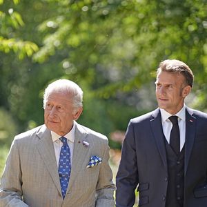 Le roi Charles III d'Angleterre et le président Emmanuel Macron se promènent dans les jardins du château de Windsor le 9 juillet 2025.

Aaron Chown/WPA-Pool / Julien Burton via Bestimage