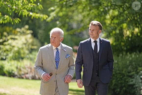 Le roi Charles III d'Angleterre et le président Emmanuel Macron se promènent dans les jardins du château de Windsor le 9 juillet 2025.

Aaron Chown/WPA-Pool / Julien Burton via Bestimage