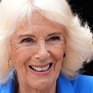 La reine Camilla, marraine de Battersea Dogs and Cats Home, lors d'une visite pour dévoiler le "jardin des chiens" de la Royal Horticultural Society (RHS) et de BBC Radio 2, conçu par Monty Don, nouvellement installé au centre londonien de l'organisme de bienfaisance dans le sud de Londres. Lundi 14 juillet 2025. Photo par Aaron Chown/PA Wire/ABACAPRESS.COM