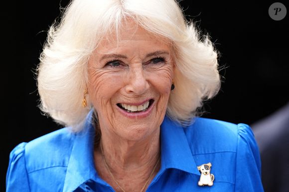 La reine Camilla, marraine de Battersea Dogs and Cats Home, lors d'une visite pour dévoiler le "jardin des chiens" de la Royal Horticultural Society (RHS) et de BBC Radio 2, conçu par Monty Don, nouvellement installé au centre londonien de l'organisme de bienfaisance dans le sud de Londres. Lundi 14 juillet 2025. Photo par Aaron Chown/PA Wire/ABACAPRESS.COM