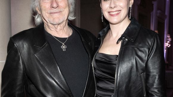 Hugues Aufray sera-t-il à nouveau papa avec son épouse Muriel, de 45 ans sa cadette ? Le chanteur donne la réponse