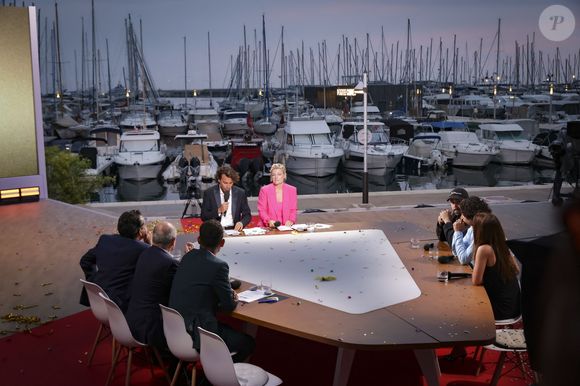 Exclusif - Mohamed Boufhafsi, Pierre Lescure, Anne-Elisabeth Lemoine, Sayyid El Alami, Artus, Alice Belaïdi, Patrick Cohen, Bertrand Chameroy sur le plateau de l'émission "C à vous" lors du 77ème Festival International du Film de Cannes le 20 mai 2024.