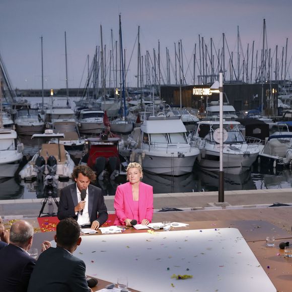 Exclusif - Mohamed Boufhafsi, Pierre Lescure, Anne-Elisabeth Lemoine, Sayyid El Alami, Artus, Alice Belaïdi, Patrick Cohen, Bertrand Chameroy sur le plateau de l'émission "C à vous" lors du 77ème Festival International du Film de Cannes le 20 mai 2024.