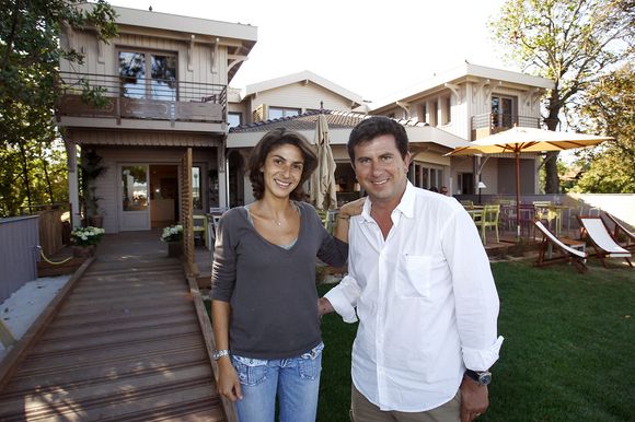 EXCLUSIF : Pascal Bataille, producteur et présentateur sur TF1, en compagnie de son épouse Adra (responsable de toute la déco de l’établissement), nous présentent en avant première l’hôtel qu'ils viennent de construire dans le village du Cap Ferret sur le bassin d'Arcachon, France, le 20 Juillet 2007. Photo Patrick Bernard/ABACAPRESS.COM"