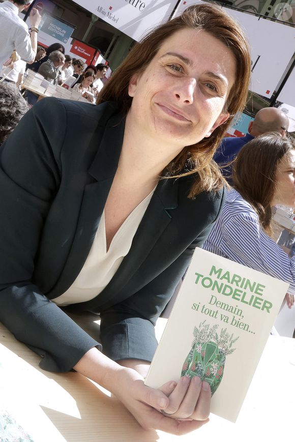 Marine Tondelier en dédicace lors du 5ème festival du Livre de Paris au Grand Palais (17 - 19 avril 2026) à Paris, le 19 avril 2026. 
© Cédrice Perrin / Bestimage