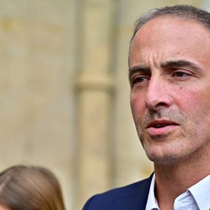 Raphaël Glucksmann, co-présidente du parti de centre-gauche Place Publique (PP), après une réunion avec le Premier ministre dans le cadre de consultations politiques à l'Hôtel de Matignon à Paris, France, le 2 septembre 2025, une semaine avant le vote de confiance de l'Assemblée nationale française. © Christian Liewig/Bestimage