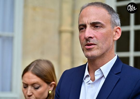 Raphaël Glucksmann, co-présidente du parti de centre-gauche Place Publique (PP), après une réunion avec le Premier ministre dans le cadre de consultations politiques à l'Hôtel de Matignon à Paris, France, le 2 septembre 2025, une semaine avant le vote de confiance de l'Assemblée nationale française. © Christian Liewig/Bestimage