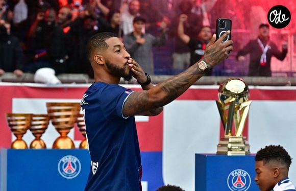 - Le vibrant hommage du Parc des Princes pour Kimpembe, en larmes après son départ du PSG à la fin match de football de Ligue 1 McDonald's opposant le Paris Saint-Germain (PSG) (2-0) au RC Lens à Parisle 14 septembre 2025. Le défenseur français Presnel Kimpembe, qui a quitté son club formateur pour rejoindre le Qatar SC, a reçu un hommage de la part des supporters parisiens. © Christian Liewig/Bestimage