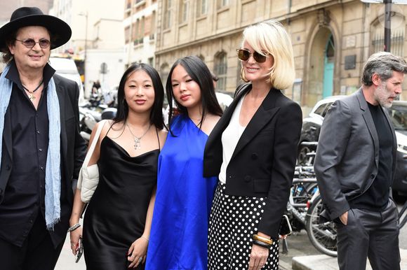 Marc Veyrat, Laeticia Hallyday et ses filles Jade et Joy à leur arrivée au mariage de Claude Lelouch à la mairie du 18ème à Paris. Le 17 juin 2023 ©Agence / Bestimage
