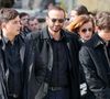 Impossible donc de savoir ce que c'était, mais le veuf d'Emilie Dequenne, également soutenu par ses deux fils, semblait en tout cas très ému par ce geste.
Le veuf Michel Ferracci et ses fils, Enzo et Maël aux arrivées des obsèques d'Emilie Dequenne au cimetière Père Lachaise à Paris, France, le 26 mars 2025. © Cyril Moreau/Bestimage
