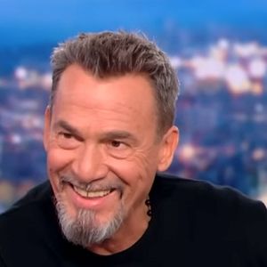 Florent Pagny, qui va beaucoup mieux, était l'invité de Gilles Bouleau aux 20 heures de TF1 le jeudi 16 novembre.
© Captute TV TF1 via Bestimage