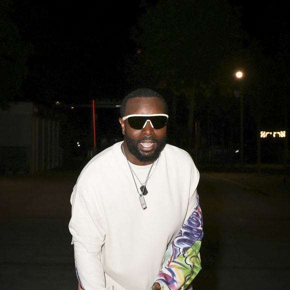 Exclusif  Gims à l'émission "Le plus grand karaoké de France : Les tubes de légendes" au stade Roland Garros à Paris, diffusée le 24 août à 21h10 sur M6.