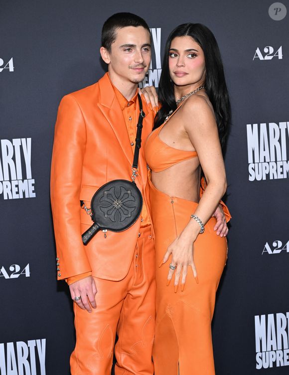 et le duo a fait taire les dernières rumeurs sur leur supposée séparation. 

8 décembre 2025.
Projection de 'Marty Supreme' au Academy Theatre, Los Angeles, CA. USA
Ici, Timothee Chalamet et Kylie Jenner 

Photo : AGENCE / BESTIMAGE