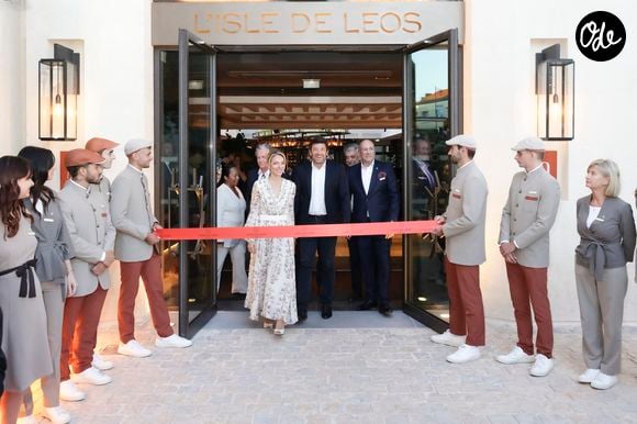 Avec 49 chambres et suites, restaurant bistronomique, bar, spa, sa galerie d’art, salle de fitness et deux piscines, l’établissement coche les cases d’une adresse haut de gamme. 


Exclusif - Maud Bailly (Directrice générale Sofitel, MGallery & Emblems), Sébastien Bazin (PDG du groupe Accor), Patrick Bruel - Patrick Bruel inaugure son hôtel cinq étoiles "L'Isle de Leos MGallery" à L'Isle-sur-la-Sorgue, France, le 23 septembre 2025. © Jack Tribeca / Bestimage