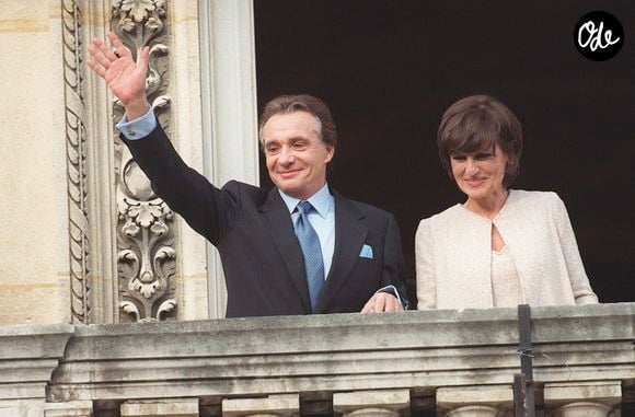 Le couple était déjà parents chacun de leur côté et a sauté le pas après une demande en mariage singulière... par téléphone ! 

Mariage civil de Michel Sardou et Anne-Marie Périer, Neuilly, 11/10/99. Crédit Abaca