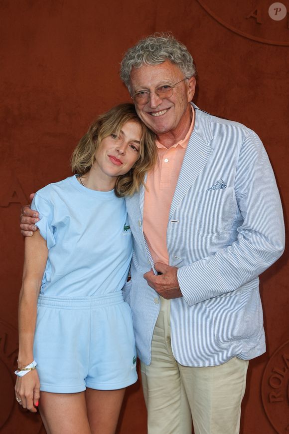 Et elle n'oublie pas sa famille, dont son père Nelson Montfort, qu'elle rentre voir régulièrement. 

Victoria Monfort, Nelson Montfort au village pendant Roland Garros 2023 le 31 mai 2023 à Paris, France. Photo by Nasser Berzane/ABACAPRESS.COM