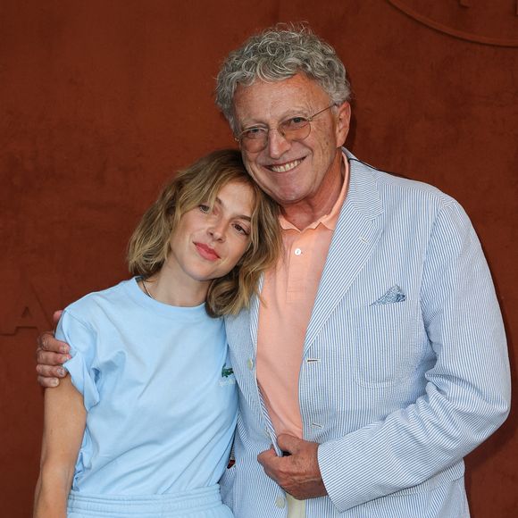 Et elle n'oublie pas sa famille, dont son père Nelson Montfort, qu'elle rentre voir régulièrement. 

Victoria Monfort, Nelson Montfort au village pendant Roland Garros 2023 le 31 mai 2023 à Paris, France. Photo by Nasser Berzane/ABACAPRESS.COM