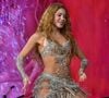 Shakira s'engage à donner de l'argent dans le but de reconstruire moult bâtiments.

Shakira a livré une performance électrisante au Barclays Center de Brooklyn, offrant aux fans l’un des moments forts de la soirée en intégrant une arme factice à la chorégraphie du spectacle.