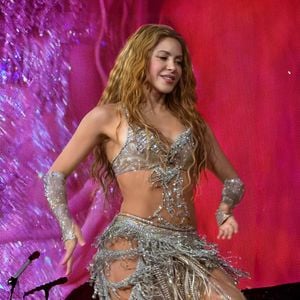 Shakira s'engage à donner de l'argent dans le but de reconstruire moult bâtiments.

Shakira a livré une performance électrisante au Barclays Center de Brooklyn, offrant aux fans l’un des moments forts de la soirée en intégrant une arme factice à la chorégraphie du spectacle.