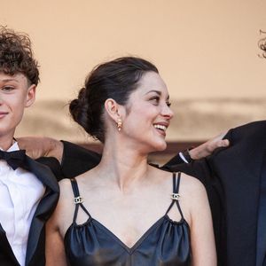 Marcel Canet et sa mère Marion Cotillard, Denis Ménochet - Montée des marches du film " Karma " lors du 79ème Festival International du Film de Cannes, le 15 mai 2026. © Jacovides-Moreau / Bestimage