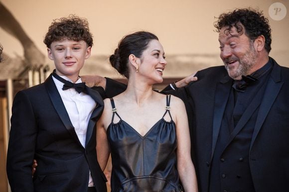 Marcel Canet et sa mère Marion Cotillard, Denis Ménochet - Montée des marches du film " Karma " lors du 79ème Festival International du Film de Cannes, le 15 mai 2026. © Jacovides-Moreau / Bestimage