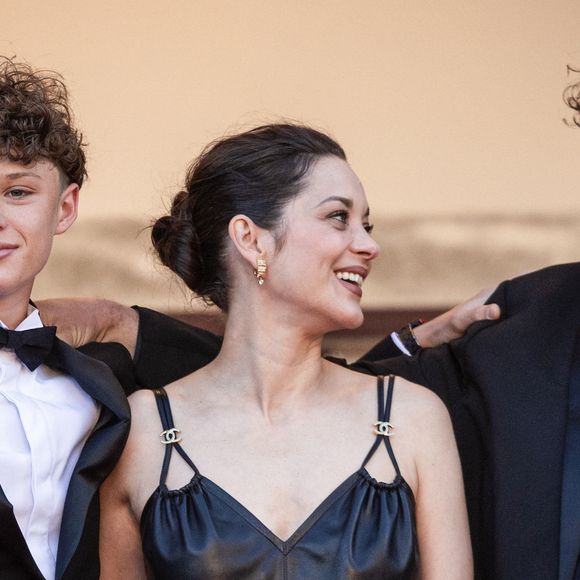 Marcel Canet et sa mère Marion Cotillard, Denis Ménochet - Montée des marches du film " Karma " lors du 79ème Festival International du Film de Cannes, le 15 mai 2026. © Jacovides-Moreau / Bestimage