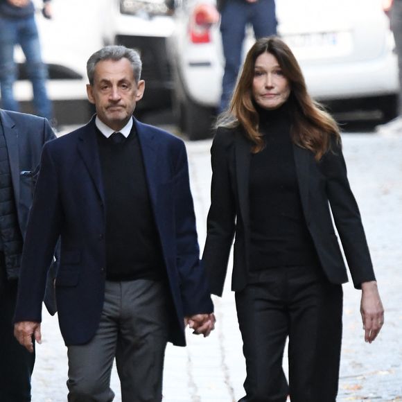 C’est également dans ces murs que se serait nouée, en 2007, la première rencontre entre Nicolas Sarkozy et Carla Bruni — prélude à des fiançailles puis à un mariage célébré l’année suivante et à la naissance, en 2011, de leur fille Giulia. 

 Nicolas Sarkozy, accompagné de sa femme Carla Bruni, sort de son domicile pour être incarcéré à la prison de La Santé à Paris le 21 octobre 2025.
© Bestimage