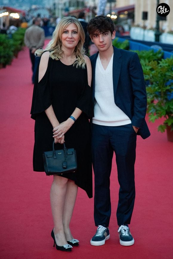 et qu'elle soutient son cadet, Léon Hesby, dans ses envies de musique...

Amanda Sthers et Leon Hesby sur le tapis rouge à l'occasion du 37e Festival du film de Cabourg, à Cabourg, en France, le 16 juin 2023. Photo : Aurore Marechal/ABACAPRESS.COM
