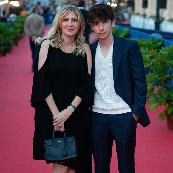 et qu'elle soutient son cadet, Léon Hesby, dans ses envies de musique...

Amanda Sthers et Leon Hesby sur le tapis rouge à l'occasion du 37e Festival du film de Cabourg, à Cabourg, en France, le 16 juin 2023. Photo : Aurore Marechal/ABACAPRESS.COM