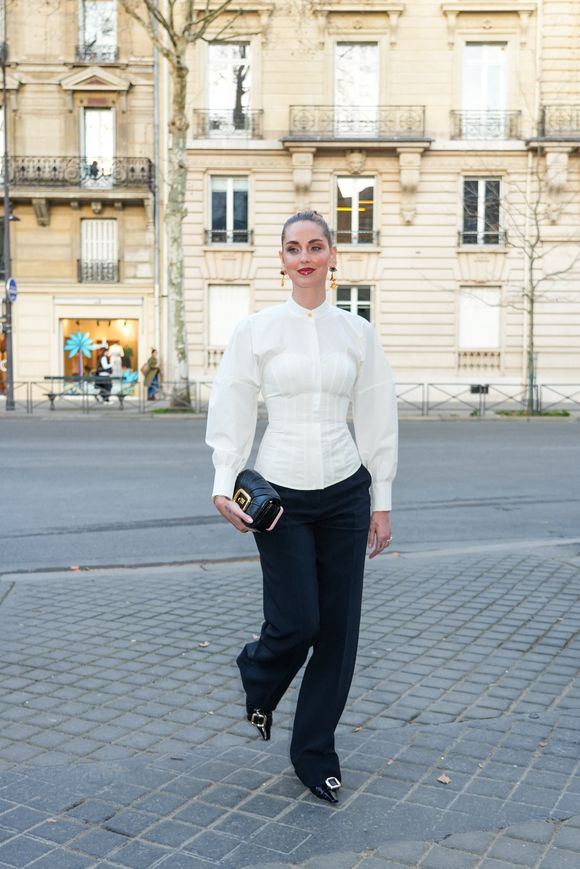 Invitée au défilé La Rose Vivier à la Fashion Week de Paris le 6 mars 2025, Chiara Ferragni était rayonnante et portait un chemisier Schiaparelli blanc à boutons ainsi qu'un pantalon noir et un sac et des chaussures signés Roger Vivier.

Chiara Ferragni au défilé La Rose Vivier à la Fashion Week de Paris le 6 mars 2025 © Lucia Sabatelli / Bestimage