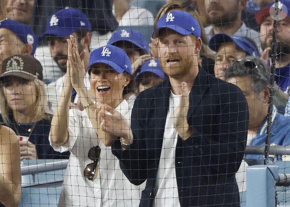 Le prince Harry et Meghan Markle assistent au quatrième match des MLB World Series entre les Dodgers de Los Angeles et les Blue Jays de Toronto au Dodger Stadium de Los Angeles. Photo par John Angelillo/UPI/ABACAPRESS.COM