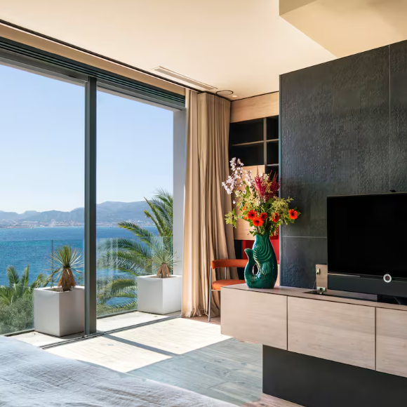 Si l'opportunité de dormir dans une villa promue par la star du web est une aubaine, la qualité du logement n'est pas en reste. La page Airbnb affiche déjà une note d'excellence de 4,91 étoiles sur 5, basée sur 11 commentaires très élogieux.

Photo de l'airbnb de Lena Mahfouf