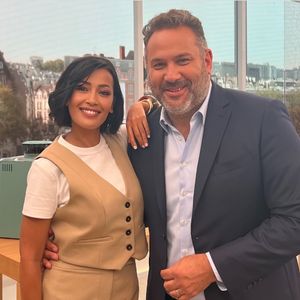 "Nouvelle saison, nouvelles responsabilités", s'est-elle réjouie au travers de son clavier "Retrouvez moi tous les vendredis dans Bonjour La Matinale TF1 aux côtés de Bruce Toussaint & toute l’équipe pour ma nouvelle chronique".

Karima Charni immortalisée aux côtés de Bruce Toussaint (Capture d'écran Instagram - lundi 25 août).
