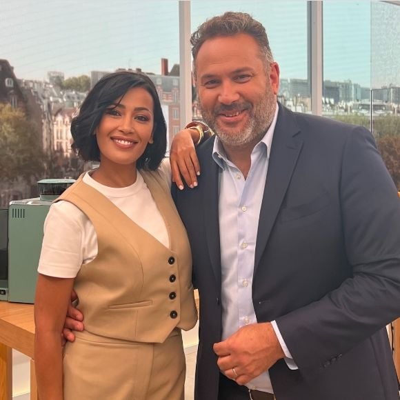 "Nouvelle saison, nouvelles responsabilités", s'est-elle réjouie au travers de son clavier "Retrouvez moi tous les vendredis dans Bonjour La Matinale TF1 aux côtés de Bruce Toussaint & toute l’équipe pour ma nouvelle chronique".

Karima Charni immortalisée aux côtés de Bruce Toussaint (Capture d'écran Instagram - lundi 25 août).