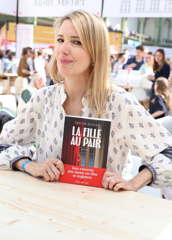 En février dernier, elle était heureuse de présenter son premier roman "La fille au pair", un thriller psychologique

Sidonie Bonnec  - Festival du Livre de Paris 2025 au Grand Palais à Paris le 11 avril 2025.
© Denis Guignebourg / Bestimage